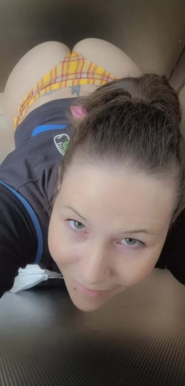 A new pair o(f) thongs 😏 posted by curvy_BAMA_gurl_85