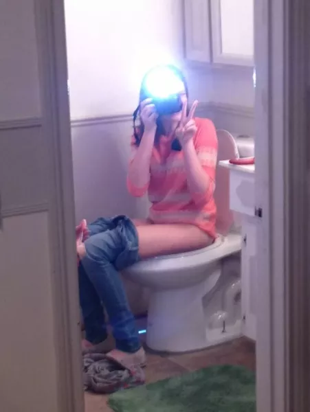 A nice toilet selfie by CatpainTpyos