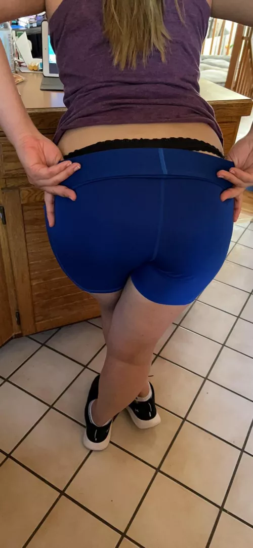 A peek at my Wife’s Ass after a good Total Body workout 🏋🏻‍♂️ . Who wants to see what’s underneath? by MrAMG45