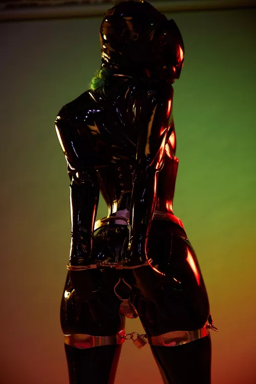 A peek unedr her dress???