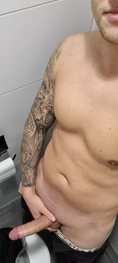 A Quick bathrooom selfie by DwanyeWestNL