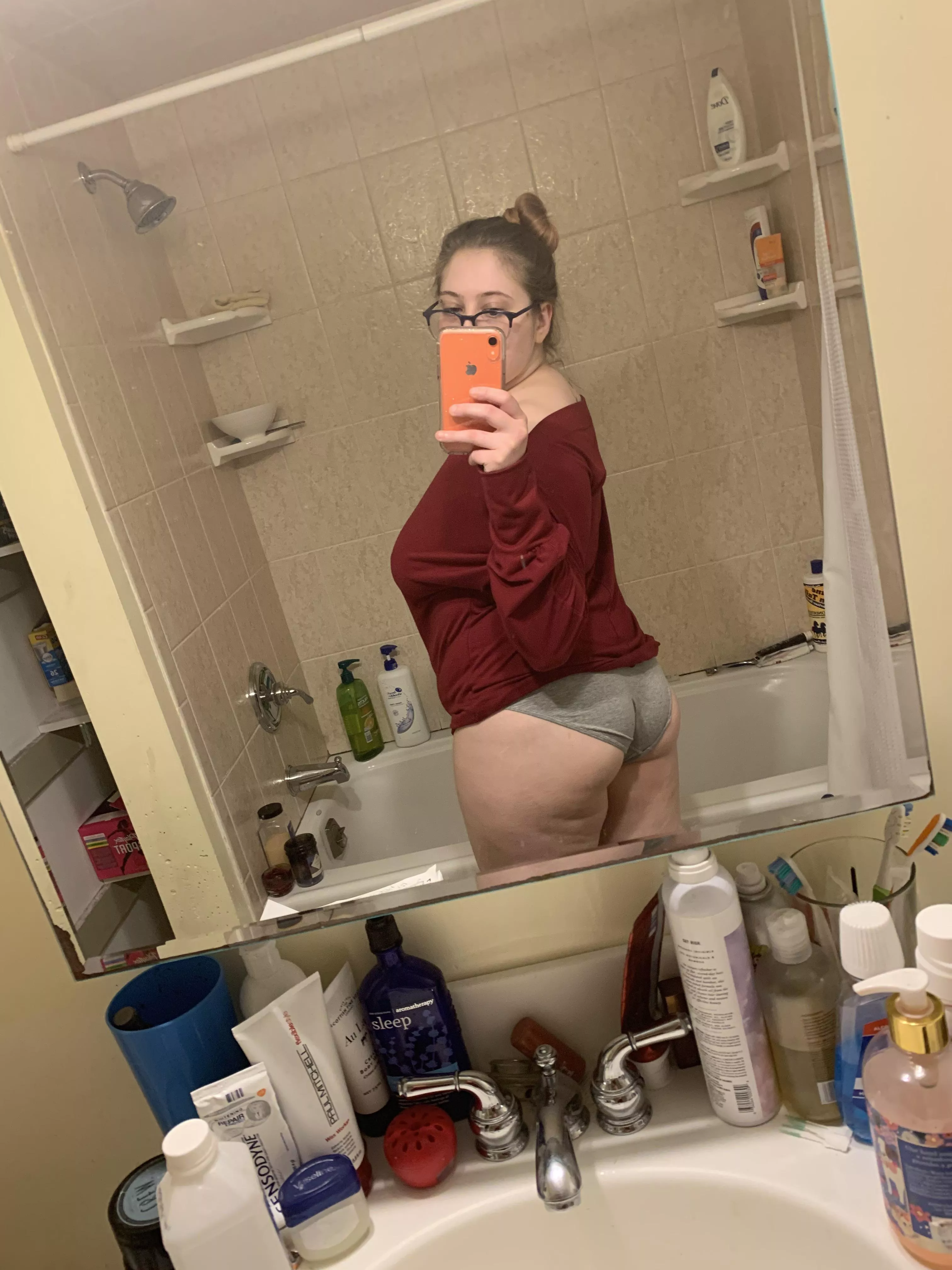 A quick booty shot 😏😏 posted by MeatBeatManiac696969