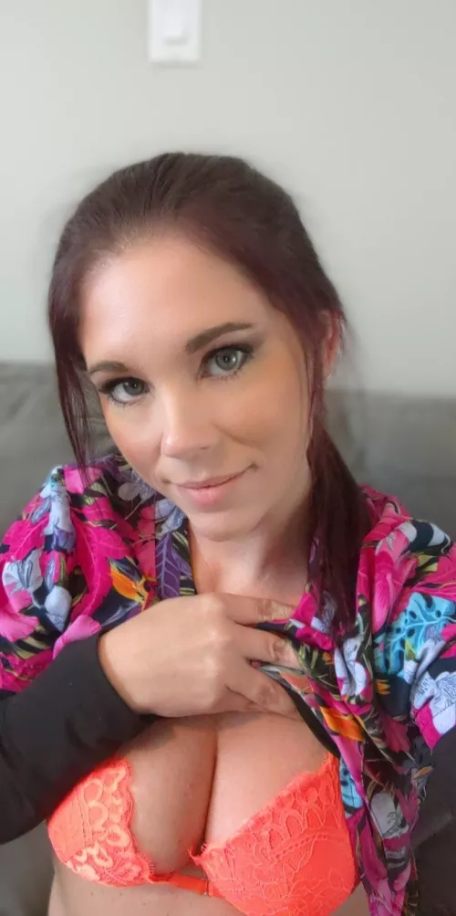 A quick flash of some nursing cleveage 😜 by peekinmypanties