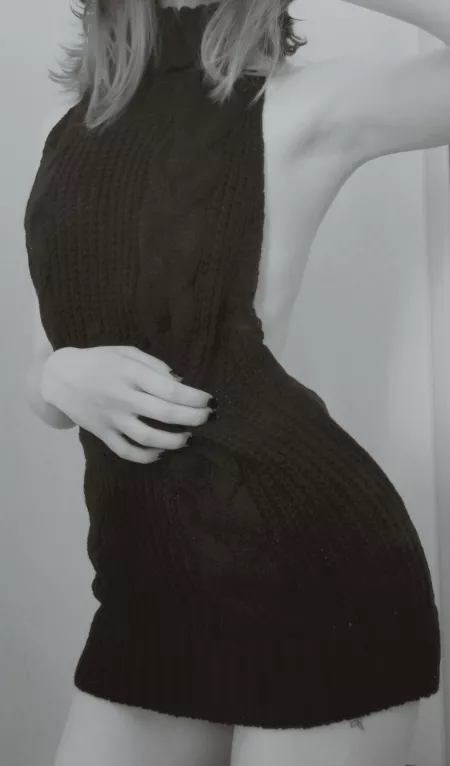 A quick snap, I think I'll begin to live in this sweater, it's really comfy. by pseudonymian