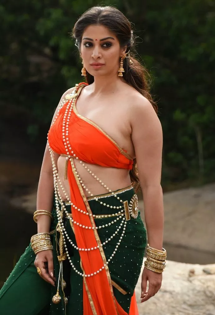 A Royal Medieval Queen cosplay posted by Huddlestone