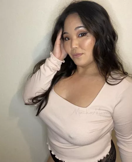 A whole lot of curves and sass😉 by Maiko_Moon