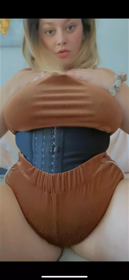 About to burst out of my waist trainer by Leelu_Captiva