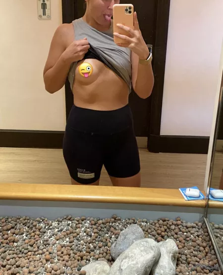 About to get my sweat on.. who [f]ancies a cardio session? 💦💪🏼 by candyquinn9