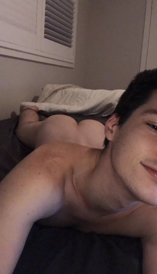 about to go to bed but 😘 by barelytwink