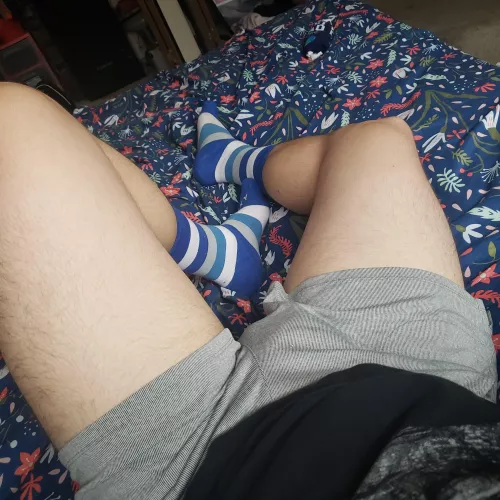 about to go to the gym and get a good pump 😉let me know if you want to see my post workout sweaty feet !!! by Illustrious_Task_493