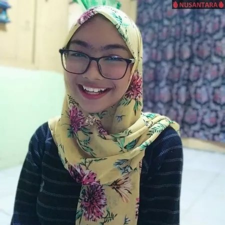 Ada yang punya full sourcenya gk? (i know she's nurul maisarah), searching for yang versi hijab putih by whoahmama69