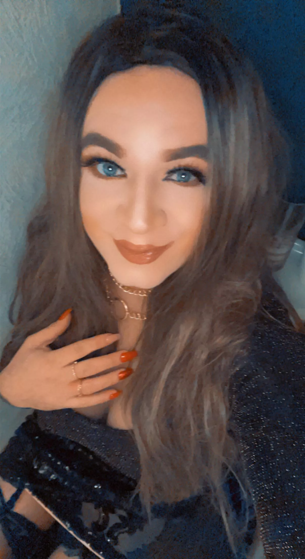 Adore my makeup and nails here ❤️ posted by Suspicious-Catch3112