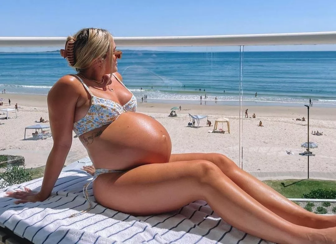 After Dad divorced Mum when he found out the baby was actually mine, we celebrated by going on holiday. No more loose ends✌️ posted by amnoartist