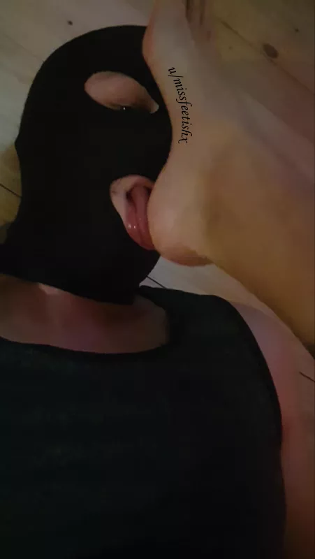 After gym foot cleaning.. I'm sure you'd all like to be in his place, huh? by missfeetishx