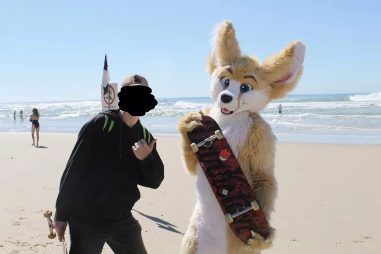 AGH! I’ve been thinking about them since FURDU21. Would anyone happen to know who this suiter is? by Roux_xl