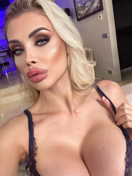 Aletta is perfect for bimbo lovers by LYatee