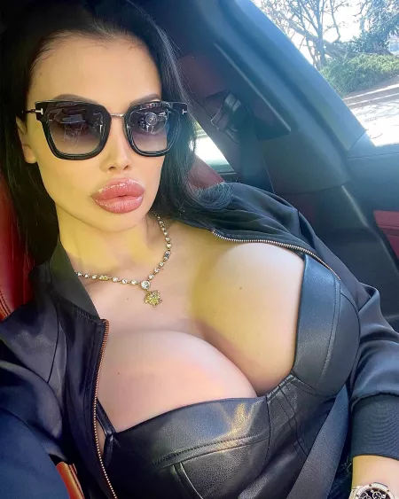 Aletta Ocean - Car Selfie by Lowietski