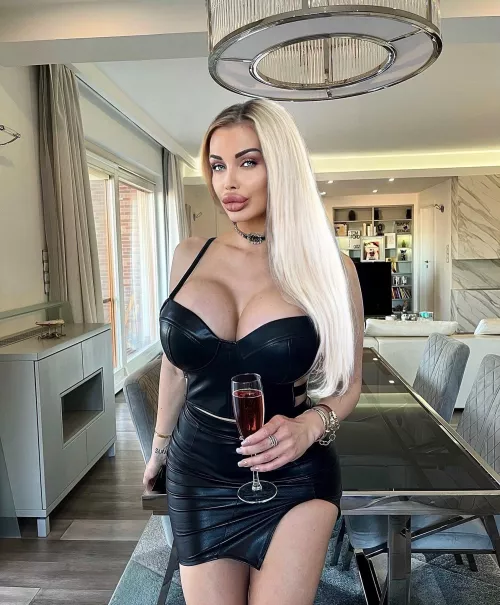 Aletta Ocean would destroy me as a blonde bimbo by Mundane_Economist