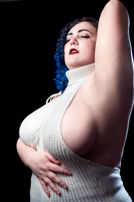 All about the gratuitous side boob. by EoLiminality