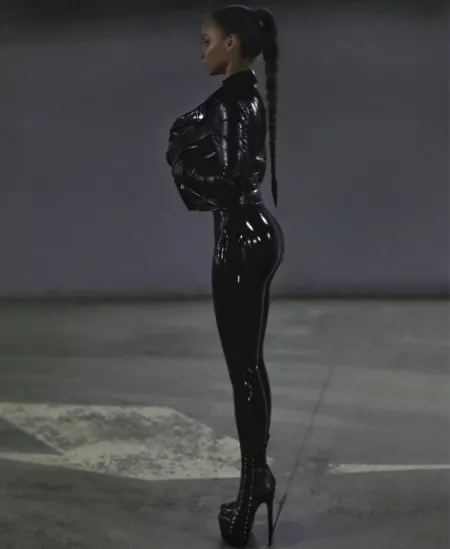 All black, everything shines by nothingtotell27