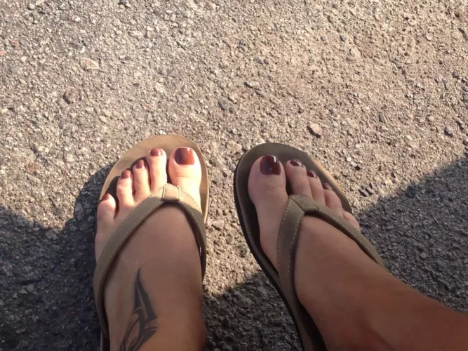 All bout the brown. 50 yo Mexican Brown pedicured toes, brown (f)lip flops, tan skin. Would u cum on them💦💦 by Princessmilffeet