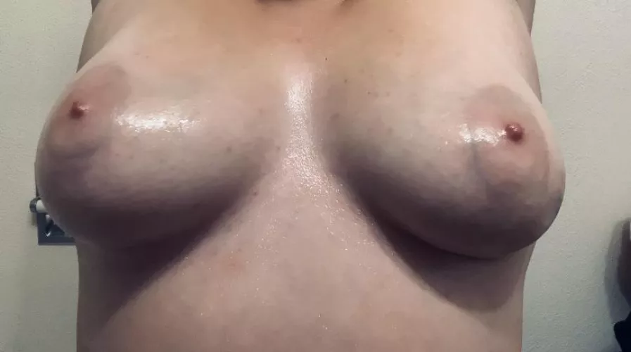 all oiled up and ready to play 😉 DM me on OF, i'm feeling horny! by serenasof