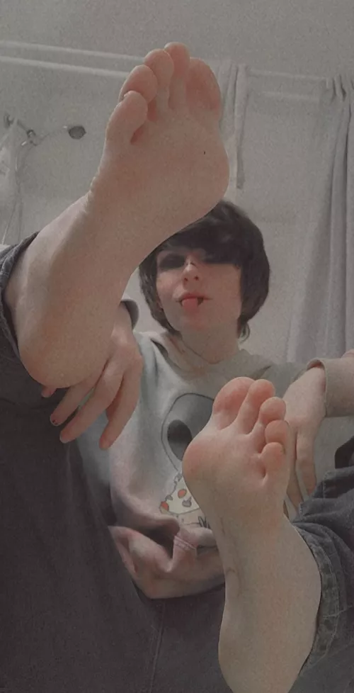 Alt girls make things way more fun (dms open) by feetiecutie