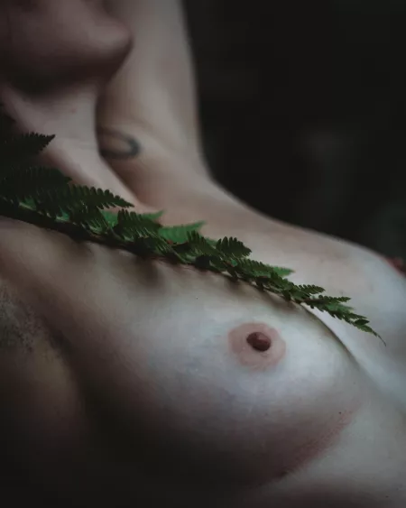 Always happy to find a new artistic nude sub by Fartfishes