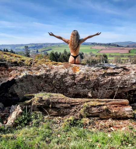 Always sitting on wood [f] by hannahveillet