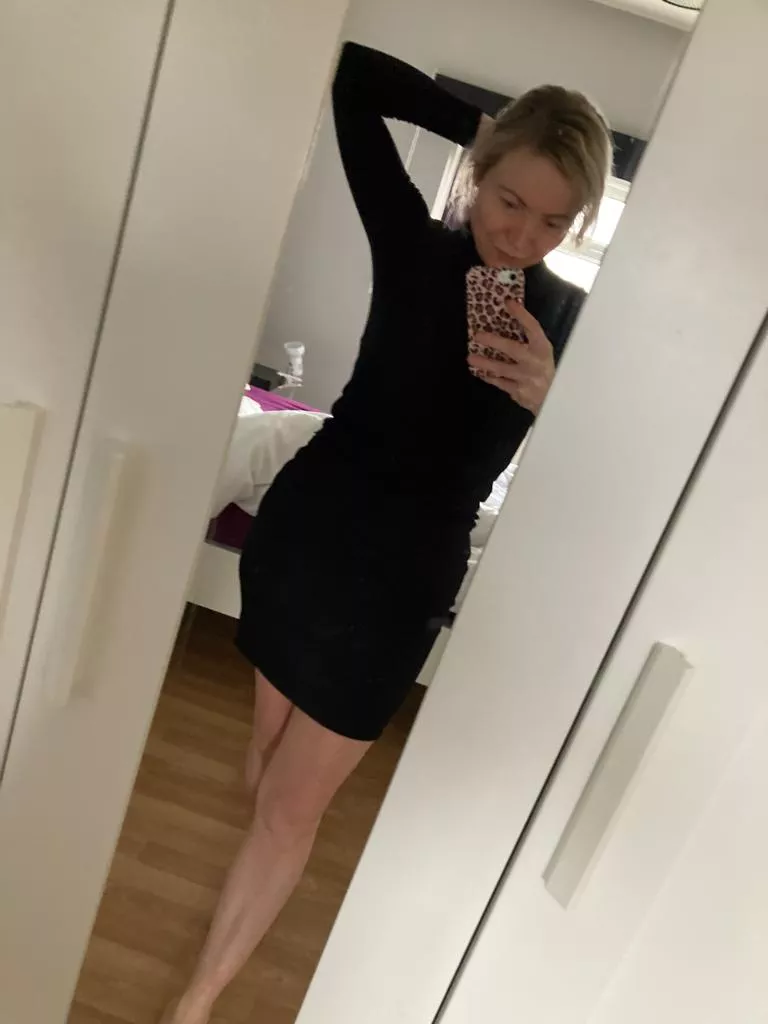 Always thinks it's classier to show just one area of skin 😊 posted by summerseason48