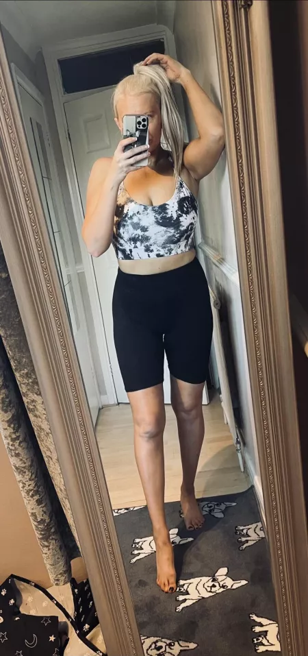 Always time for a selfie before a workout by sparkly-and-savage