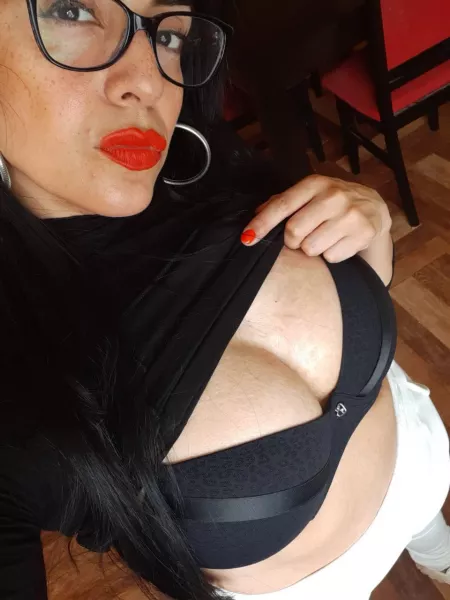 Am I a sexy Milf? [F34] by dryeikil