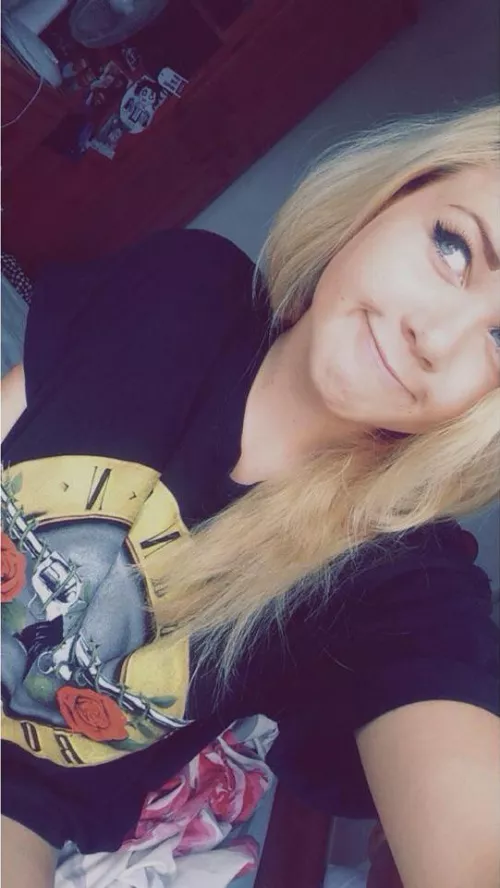 Am I cute enough to post here? by jessicarabbit17x