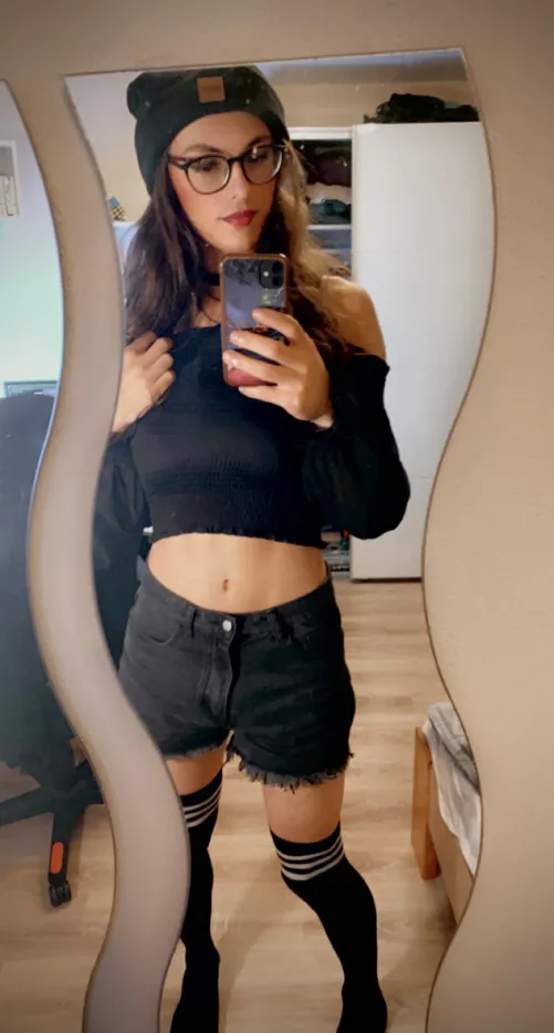 Am i girlfriend Material? 👉👈😇 by Andr3wguy