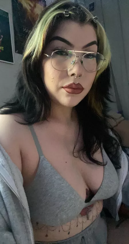 am i girlfriend material? by triste_chelixxx