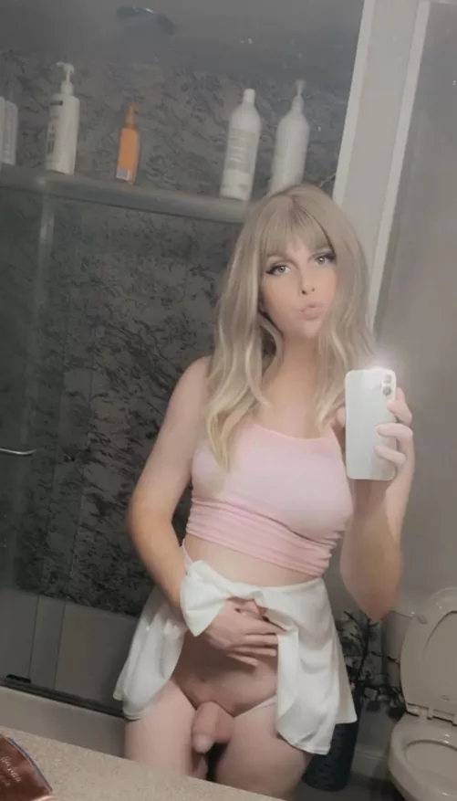 Am I girlfriend material? by Luuucyu