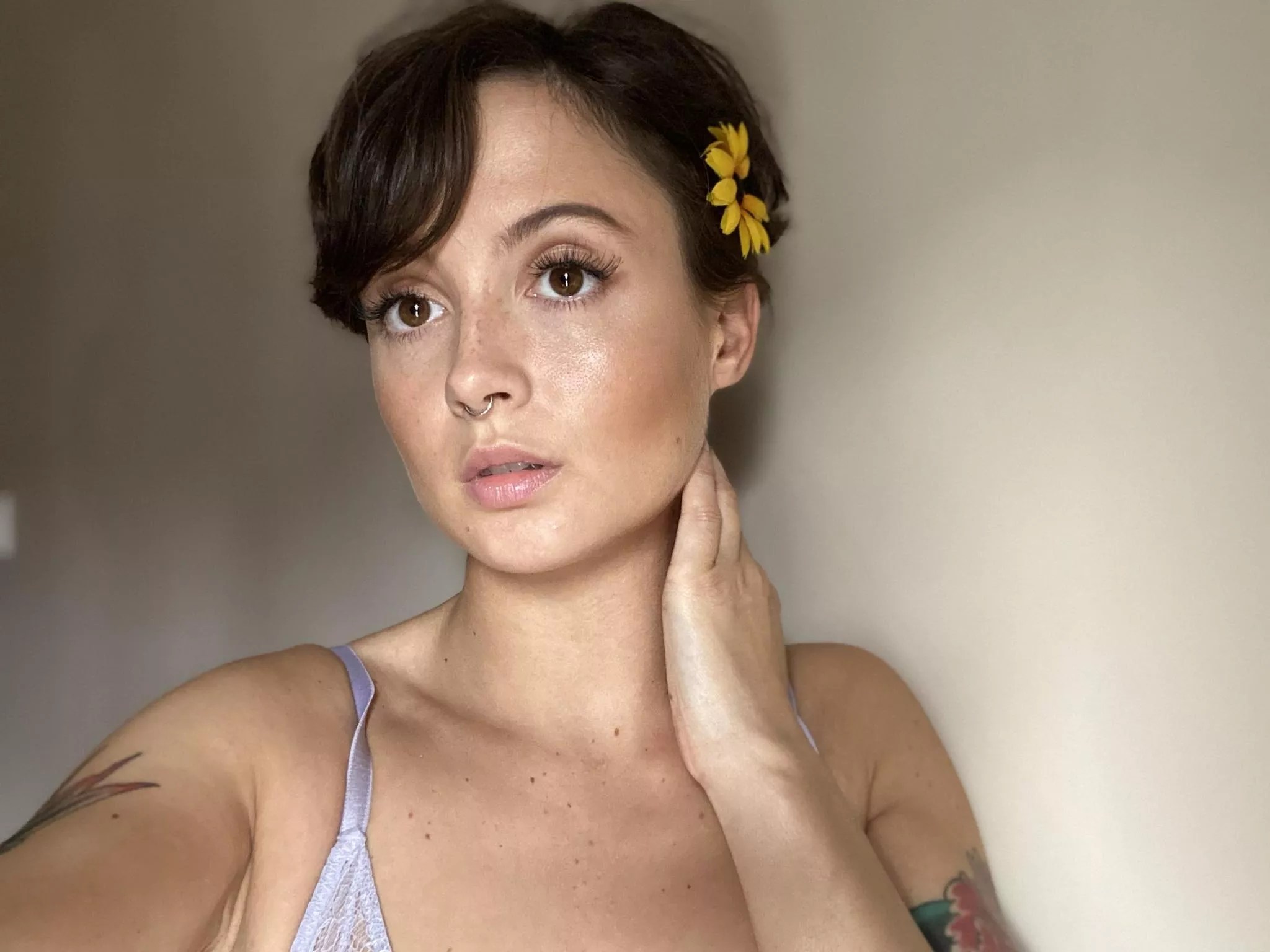 Am I still pretty from the neck up? 🥺 posted by daisydares