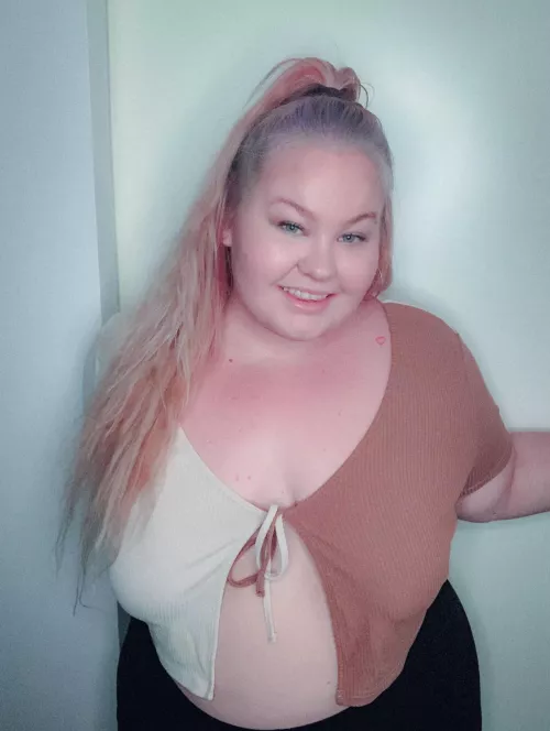 am i the only one who never smiles in pics?🧐 by babyemzz