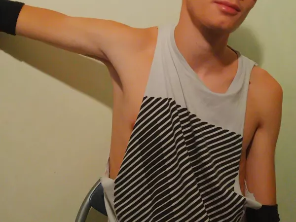 An old summer top ; it was probably a bit too cut ☹️ by aboyartnuding