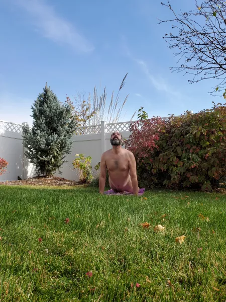 And a little up dog for u/M_asin_Manci on a cold 🥶 day here in Colorado! 😘🧘‍♂️🕉 by nacktyoginerd