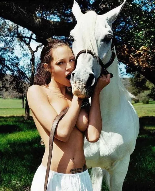 Angelina Jolie by lookatmyshitt