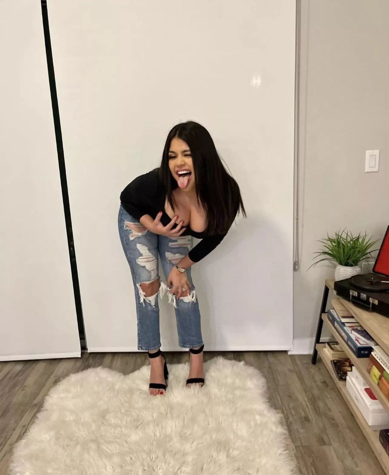 Anna 🤤 a beautiful Latina 😍 posted by Real_Application1555