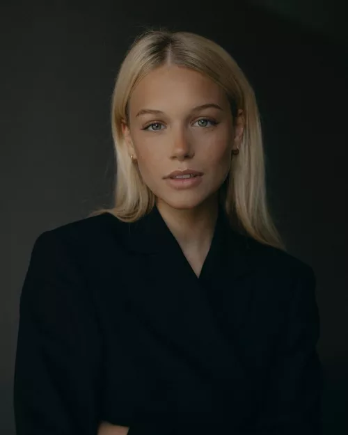 Anna Aurelia by Blu3Jell0P0wd3r