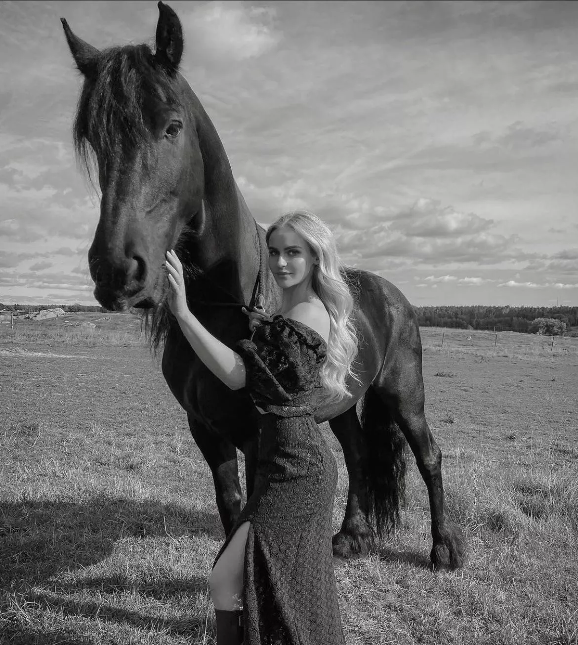 anna with horse posted by Vanomy