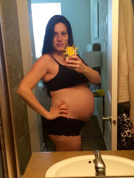 Another great BFF throwback preggo pic by MomBod3