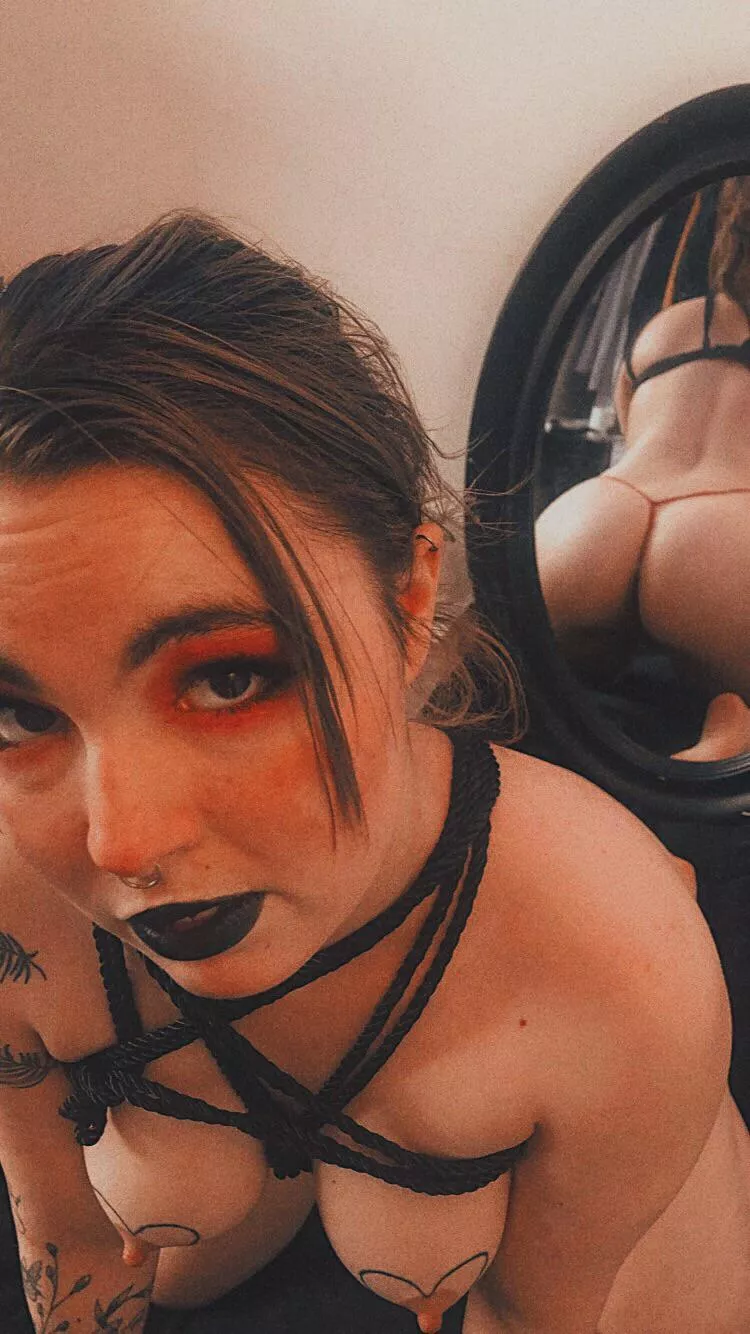 Another level of mirror selfie 🙊 posted by YellowSlimee