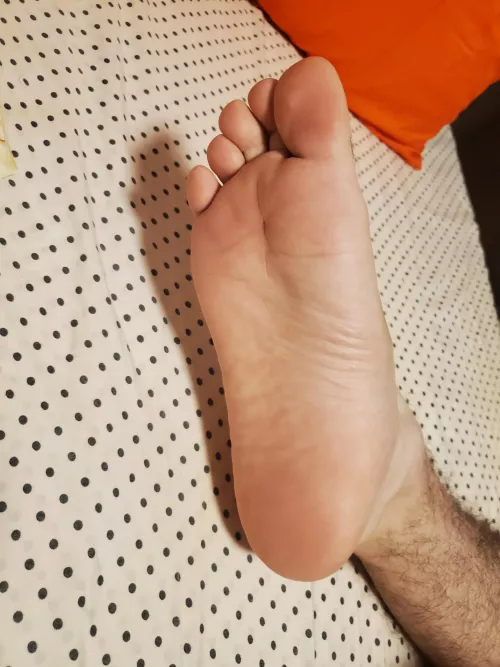 any foot boy would love to worship my feet??its my 1st post so let me know on the dm's your thoughts;) by john13_