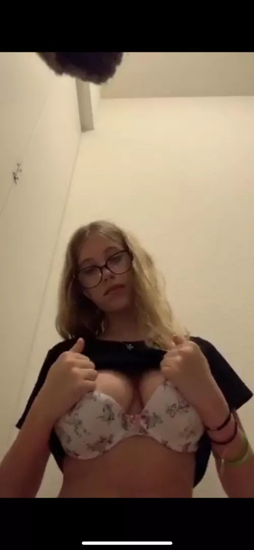 Any links? Or anyone know her name? by Weird_Swimmer5240