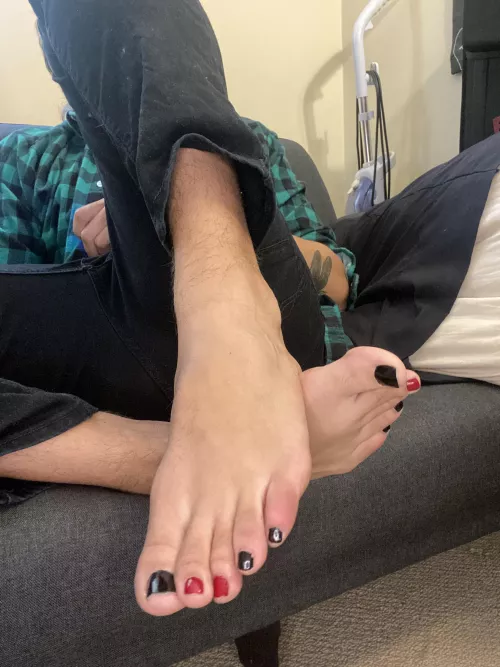 any love for painted toes? by il8rg8r