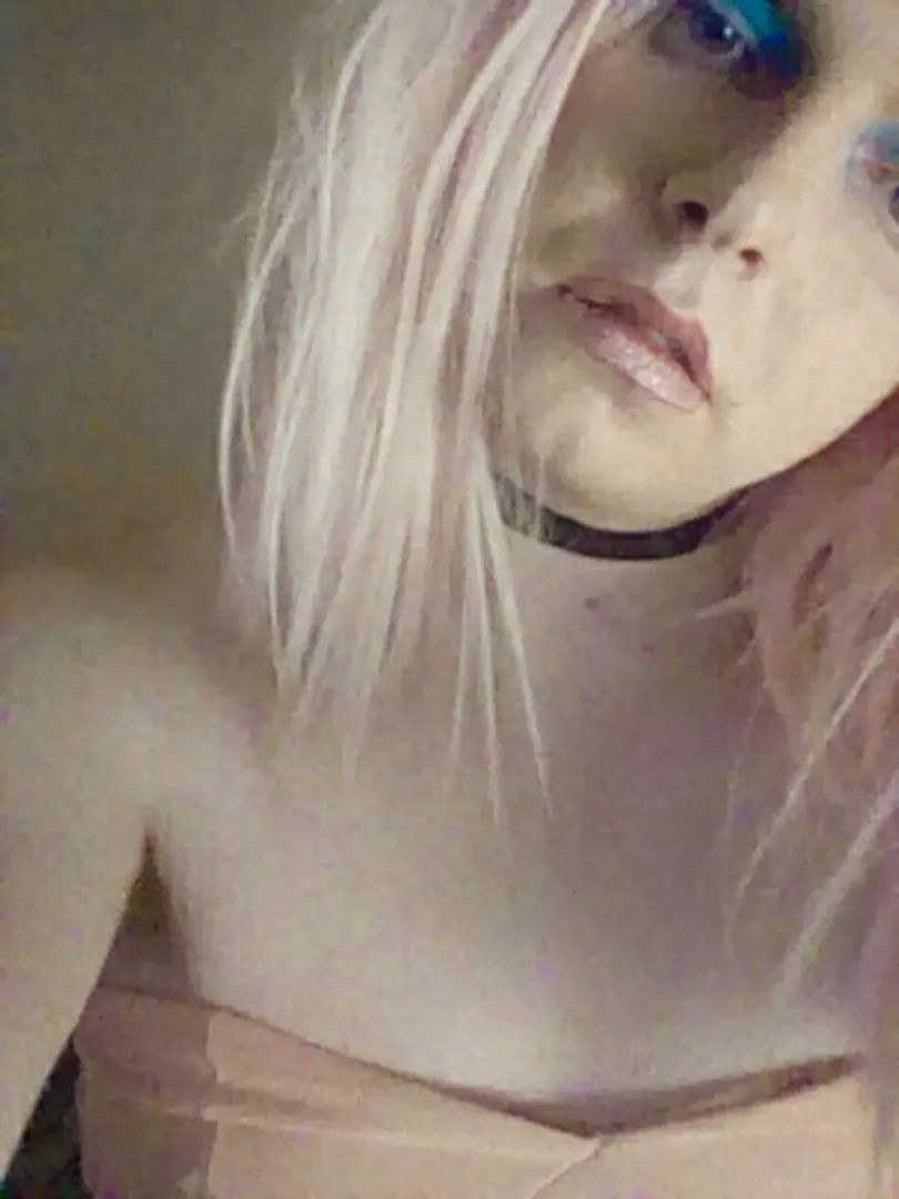 Any men around my age or older wanna chat 27 femme here btw 💖💖💖 posted by blossomV2